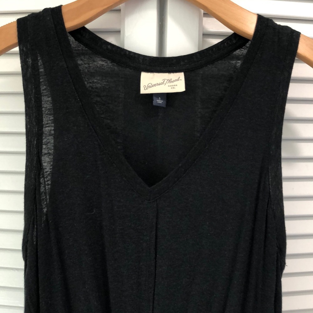Universal threads black sleeve-less top